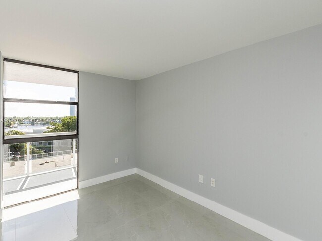 Building Photo - 20505 E Country Club Dr