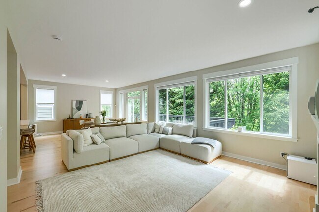 Building Photo - 5bd/3.5ba Bellevue Hoome