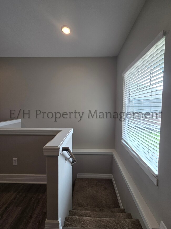 Building Photo - 2220 E Village Estates Dr