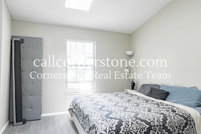 Building Photo - 3618 Queen Anne Way