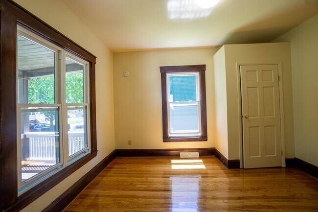 Building Photo - Newly Renovated First Floor Flat - Close T...