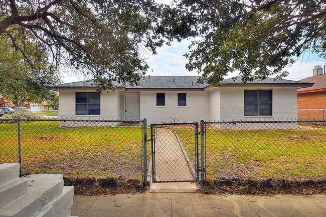 Building Photo - 2202 Saxony Dr