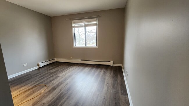 Building Photo - 400 Echo Ln