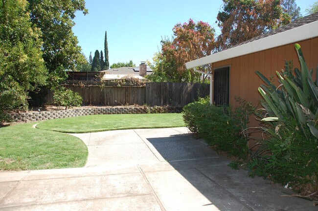 Building Photo - 4 bed 2 bath 3 car in Roseville