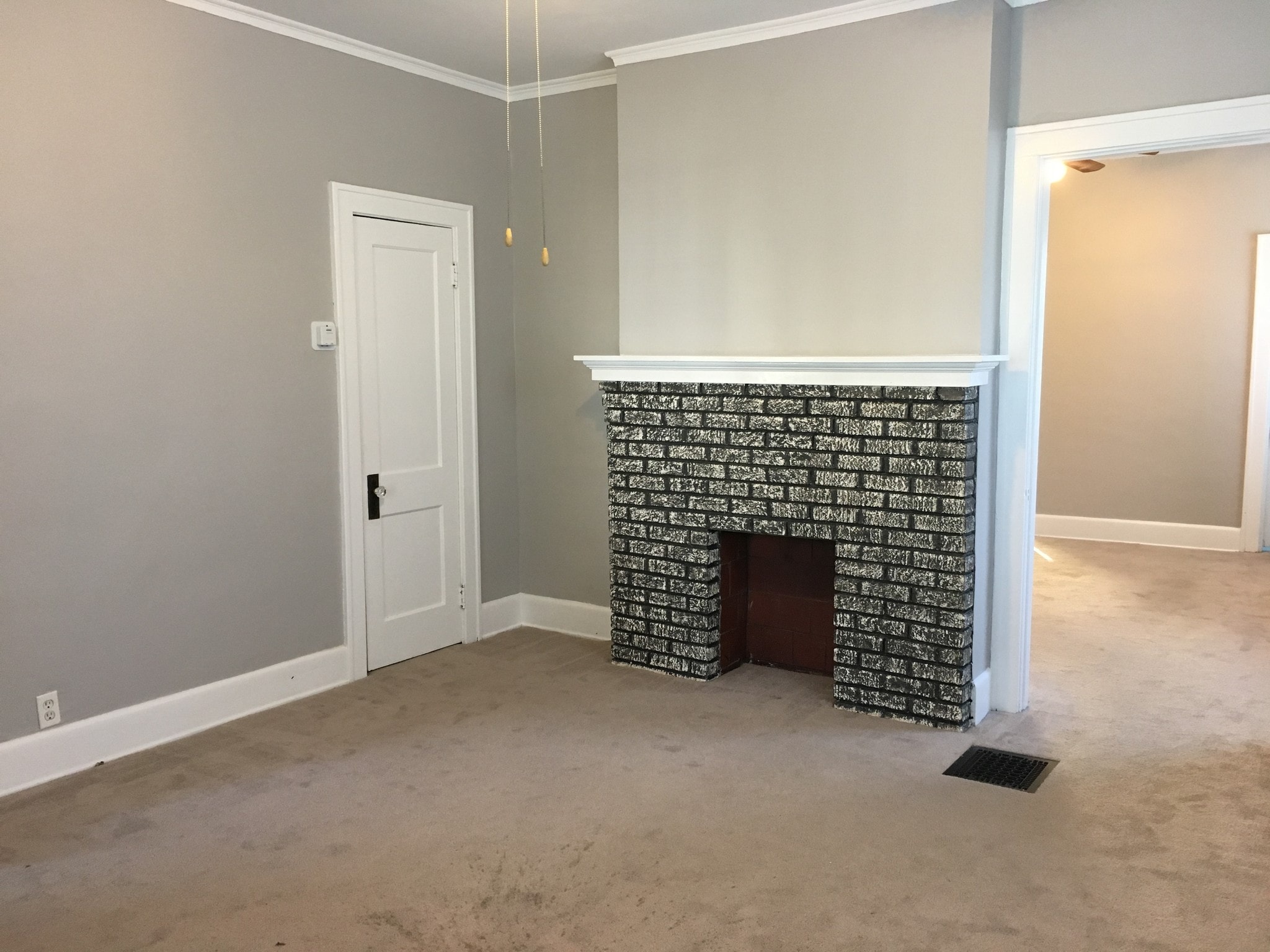 Living - 3945 Lindley Ave