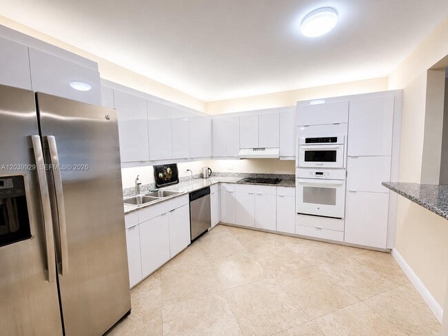 Building Photo - 8855 Collins Ave