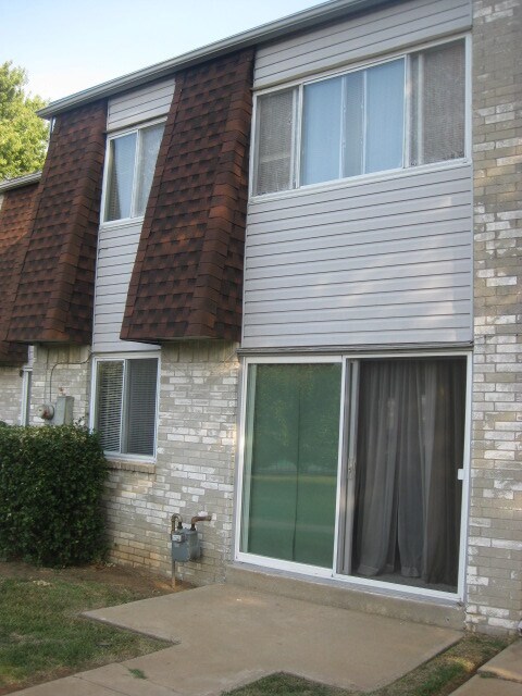 Building Photo - ALL Appliances Included!!! Gorgeous 2 Bedroom 1.5 Bathroom Townhouse w/ Swimming Pool on site!!