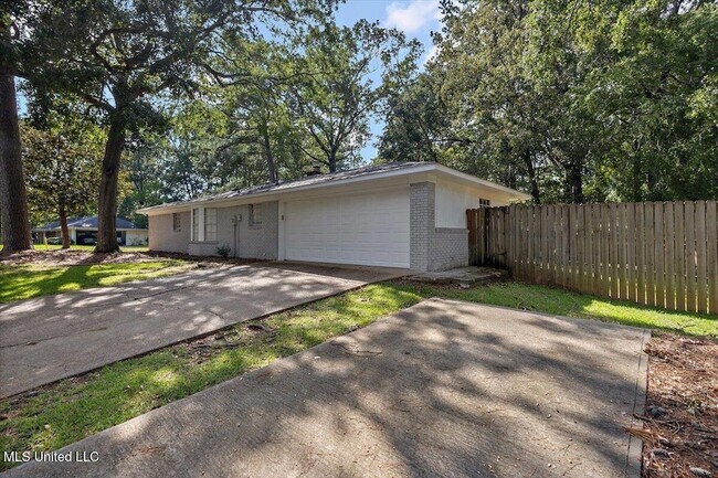 Building Photo - 36 Pebble Hill Dr