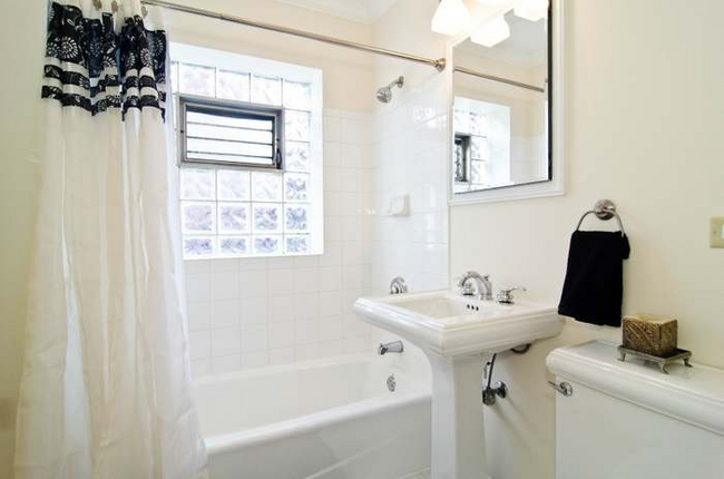 Bathroom #1 - 4013 N Southport Ave