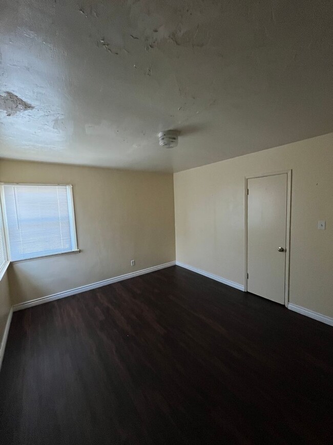Building Photo - House 2BR/1BA Available Now