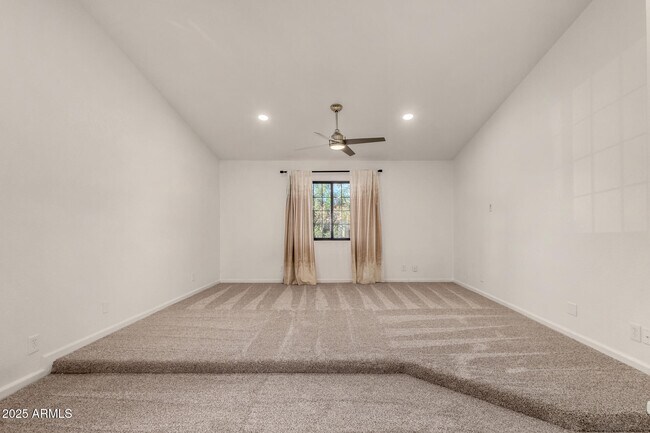 Building Photo - 687 E Park Ave