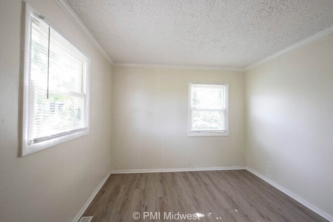 Building Photo - "Charming 2-Bed Duplex Retreat in Indianapolis - Cozy 728 Sq Ft Gem!"