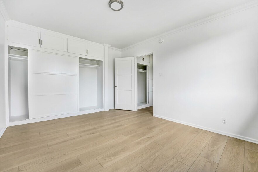 Building Photo - 3144-3152 S. Barrington Ave in Mar Vista - Has a Pool!