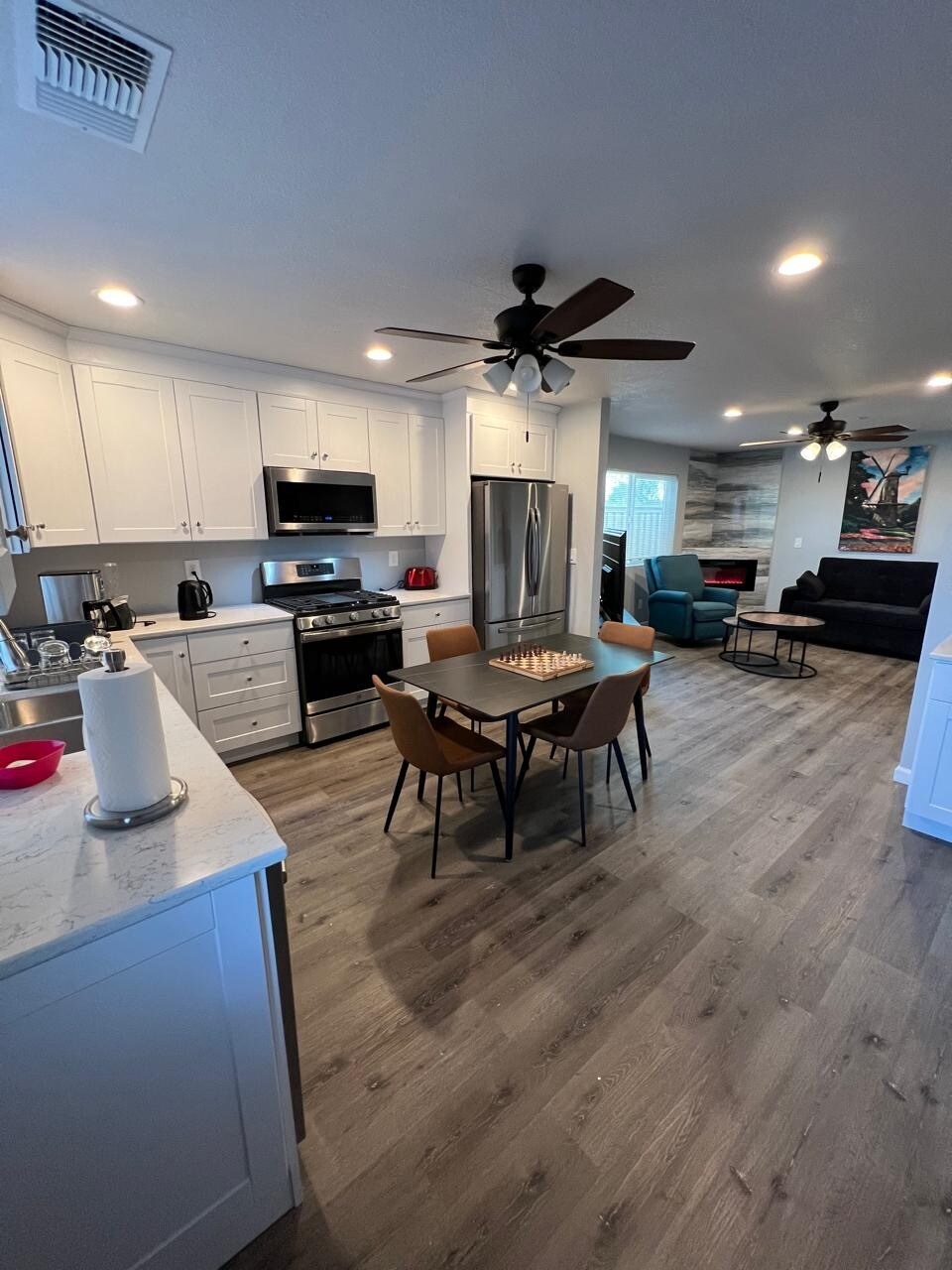 Building Photo - 15885 Independence Ave