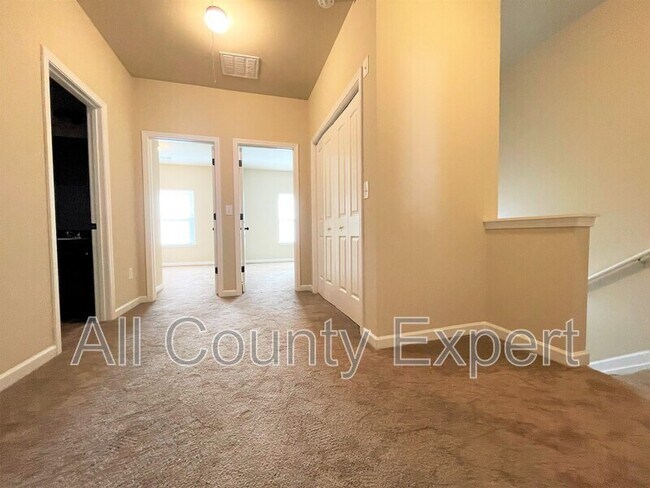 Building Photo - 599 Oakside Pl