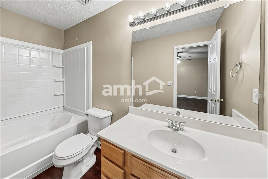 Building Photo - 8028 Meadowview Ln