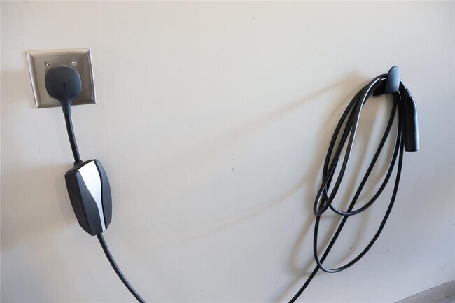 Building Photo - 11500 Maple Leaf Way