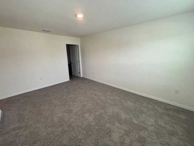 Building Photo - Amazing Location! Town House with Garage I...
