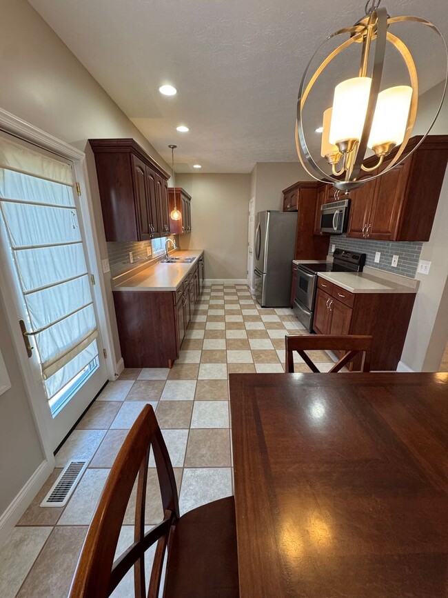 Building Photo - 2 Bed 2 full and 2 1/2 Bath- Imperial PA