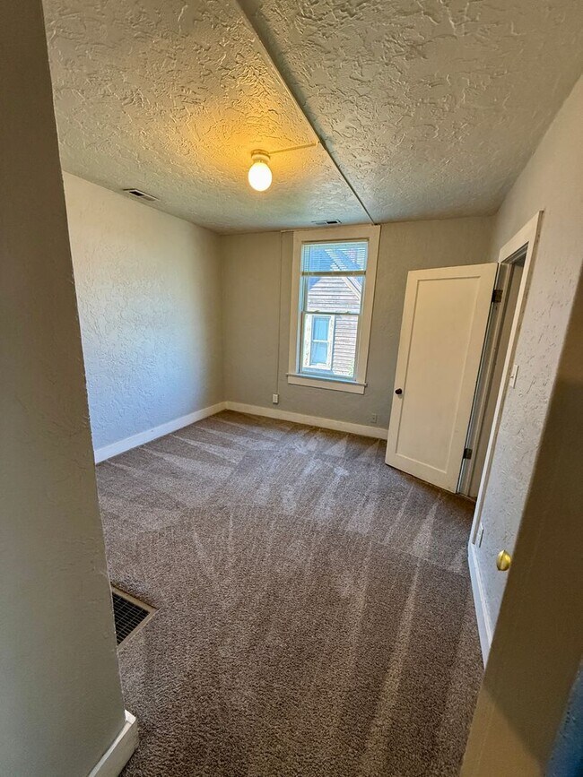Building Photo - Downtown Boise-Located close to everything!!