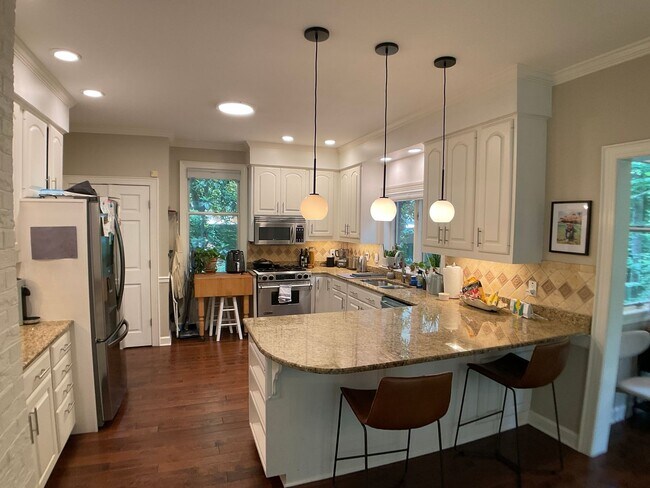 Building Photo - Executive Home in The Heart of Chapel Hill!