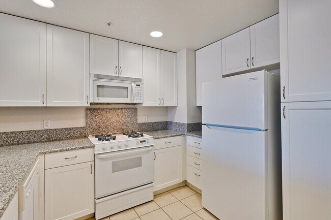 Building Photo - Large 2BR/2BA Condo with Spacious Balcony ...