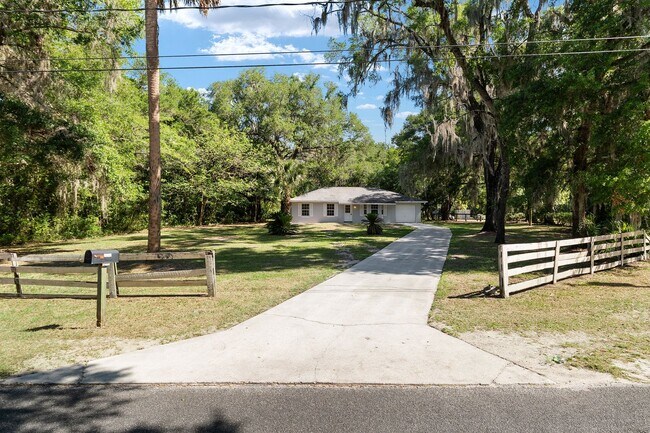 Building Photo - Country Living on 1 Acre – Move-In Ready 3 Bedroom Home in Reddick!