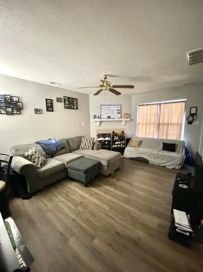 Building Photo - 223 Mesa Ln