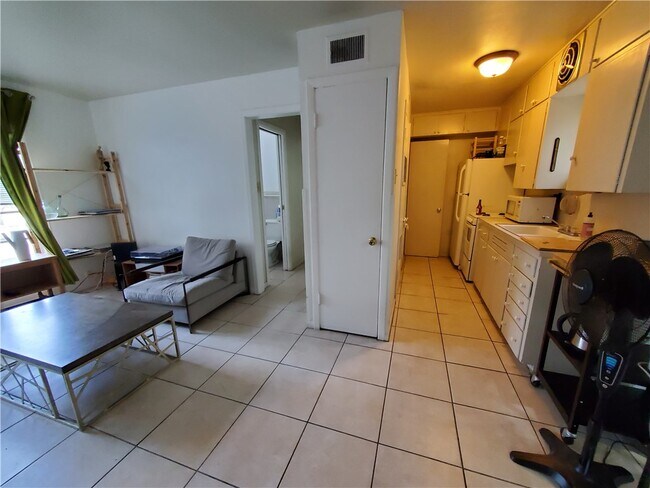 Building Photo - 3202 Grooms St