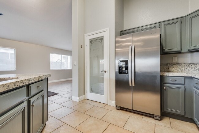 Building Photo - Single story 4 bed, 2 Bath with open floorplan