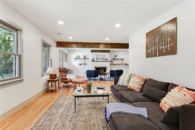 Building Photo - 1995 Commodore Ln