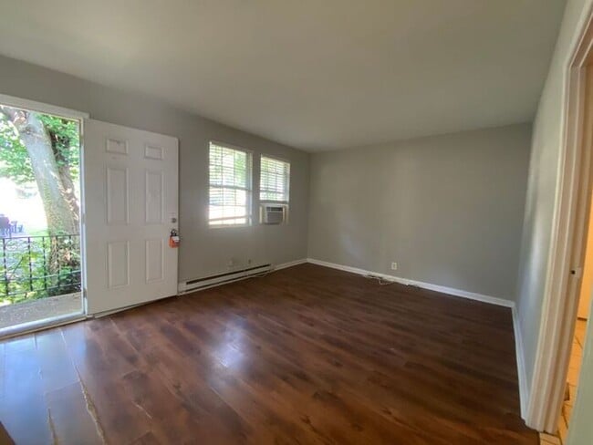 Building Photo - Lovely 2 Bed Duplex by Fisk - 5 Min From Downtown