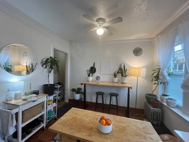 Building Photo - 1453 W Elmdale Ave