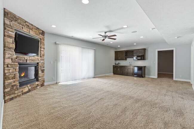Building Photo - Stunning 4 bedroom Ranch in Elkhorn