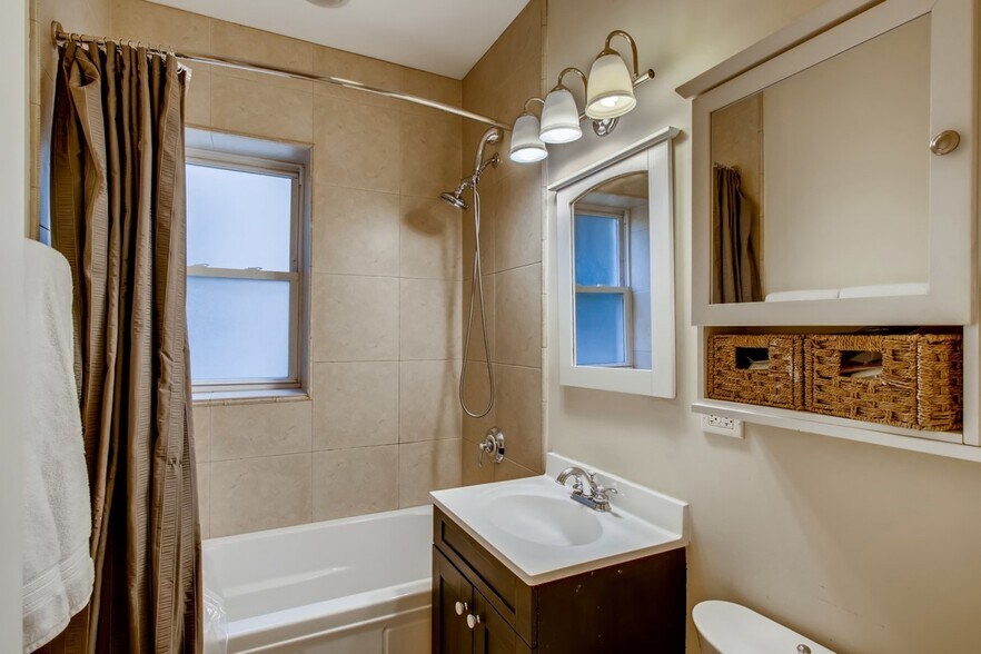 Building Photo - 3911 W Addison St