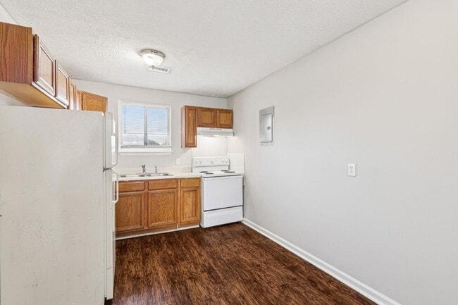 Building Photo - 1200 W H. Davis Dr