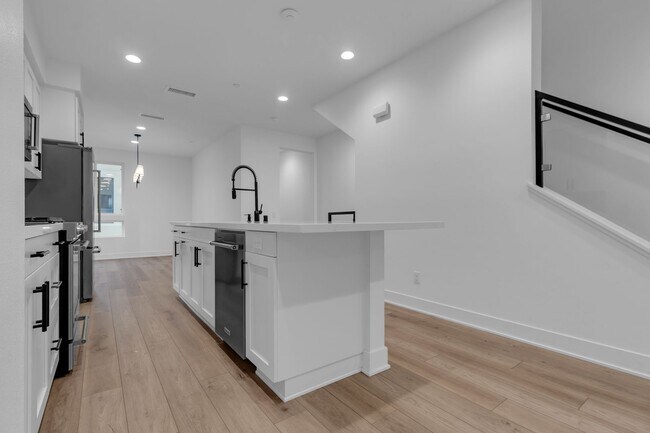 Building Photo - 2907 W Exposition Pl