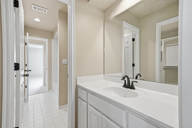 Building Photo - 408 W Fairway Ct