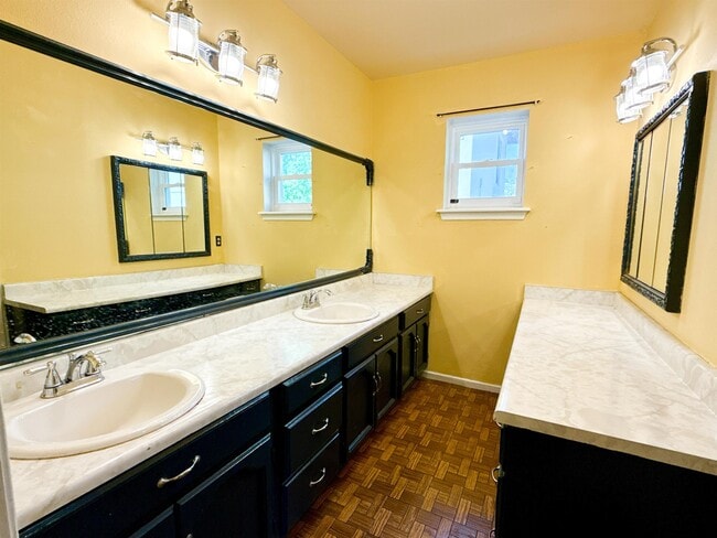 Building Photo - 405 Westmont Dr