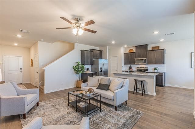 Building Photo - 736 Thorn Crk Dr