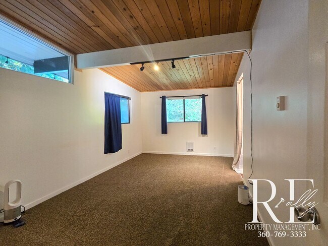 Building Photo - Spacious Port Orchard Home with Acreage, H...