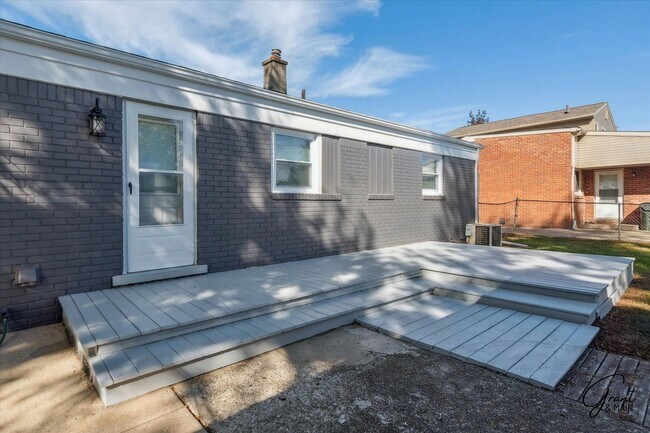 Building Photo - $1995 3 bedroom ranch Shelby TWP