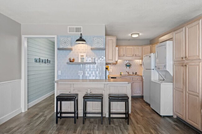 Building Photo - 8743 Thomas Dr