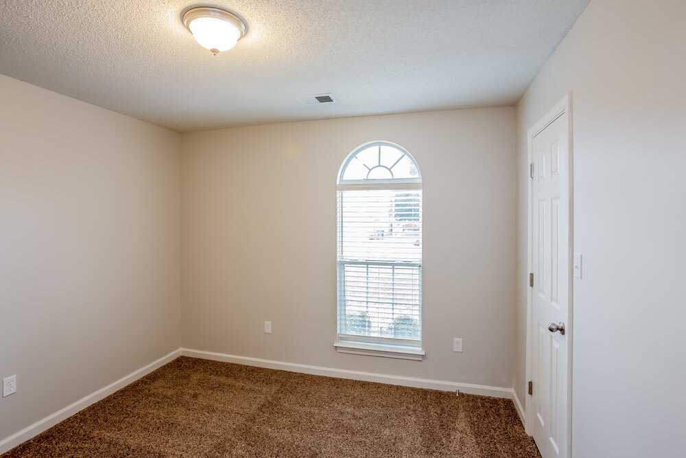 Building Photo - 1800 Sarah Ann Dr W