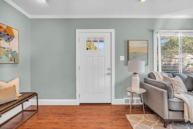 Building Photo - Stunning Single Family Home In Excellent L...