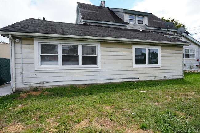 Primary Photo - 488 Nassau Rd