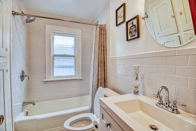 Building Photo - Furnished 4-Bedroom Single-Family Home in Kenmore