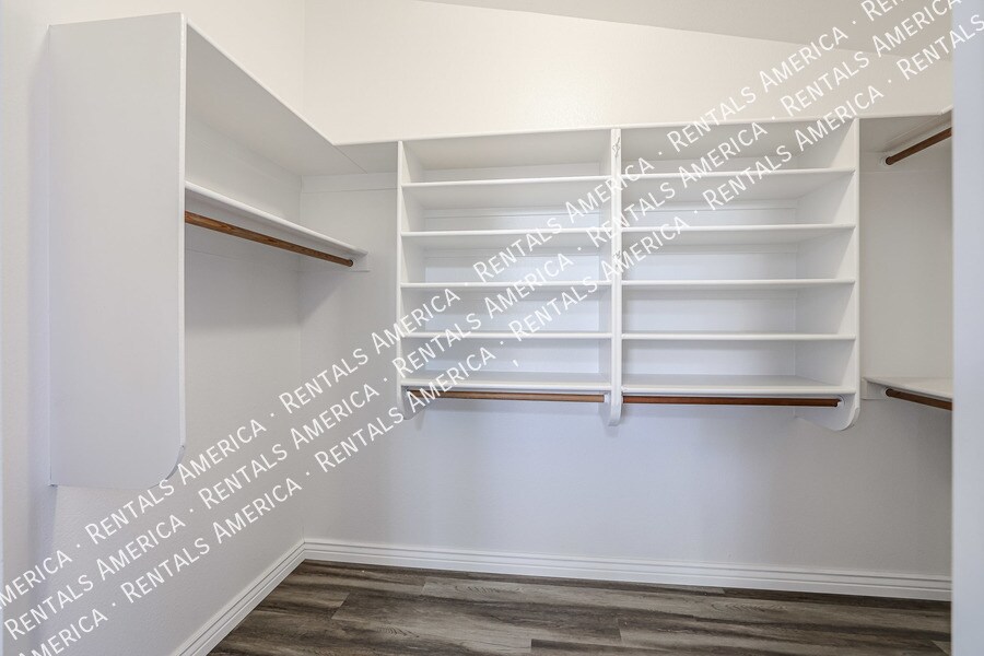 Building Photo - 3930 E Harvard Ave