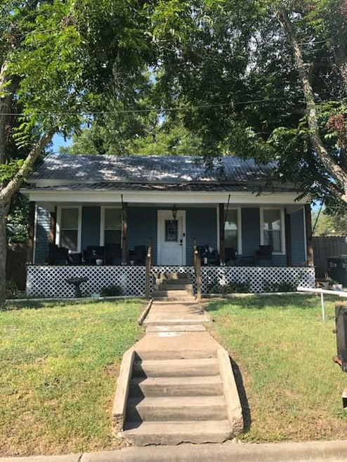 Building Photo - 722 N Ave B