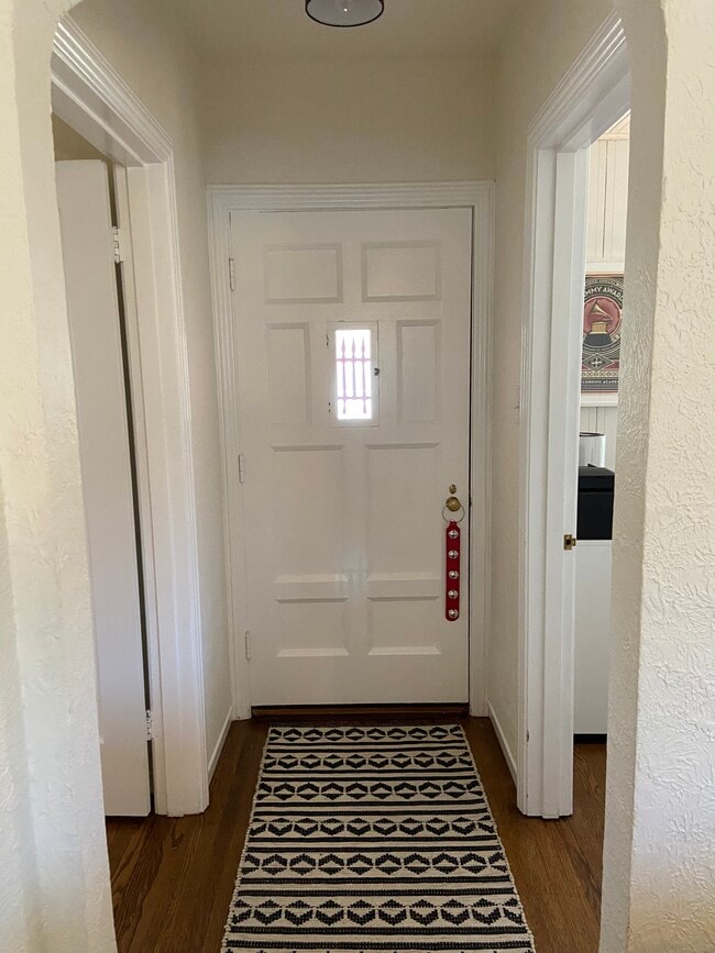 Entrance - 2034 Augustan Ave